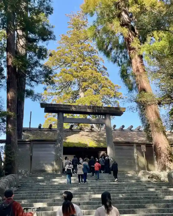 伊勢神宮内宮(皇大神宮)の{uncategorized: "未分類", other: "その他", undefined: "問題あり", building: "その他建物", grave: "お墓", sacred_gate: "鳥居", guardian: "狛犬", statue: "像", buddha: "仏像", history: "歴史", nature: "自然", garden: "庭園", animal: "動物", pagoda: "塔", temizu: "手水舎", mountain_gate: "山門・神門", sanctuary: "本殿・本堂", subordinate: "末社・摂社", art: "芸術", scenery: "景色", jizo: "地蔵", ema: "絵馬", goshuin: "御朱印", omikuji: "おみくじ", items: "授与品その他", amulet: "お守り", goshuincho: "御朱印帳", eats: "食事", festival: "お祭り", votive_dance: "神楽", shichigosan: "七五三参", wedding: "結婚式", experience: "体験その他", initially: "初詣", around: "周辺", anti_infection: "感染症対策"}