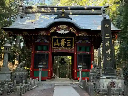 三峯神社の{uncategorized: "未分類", other: "その他", undefined: "問題あり", building: "その他建物", grave: "お墓", sacred_gate: "鳥居", guardian: "狛犬", statue: "像", buddha: "仏像", history: "歴史", nature: "自然", garden: "庭園", animal: "動物", pagoda: "塔", temizu: "手水舎", mountain_gate: "山門・神門", sanctuary: "本殿・本堂", subordinate: "末社・摂社", art: "芸術", scenery: "景色", jizo: "地蔵", ema: "絵馬", goshuin: "御朱印", omikuji: "おみくじ", items: "授与品その他", amulet: "お守り", goshuincho: "御朱印帳", eats: "食事", festival: "お祭り", votive_dance: "神楽", shichigosan: "七五三参", wedding: "結婚式", experience: "体験その他", initially: "初詣", around: "周辺", anti_infection: "感染症対策"}