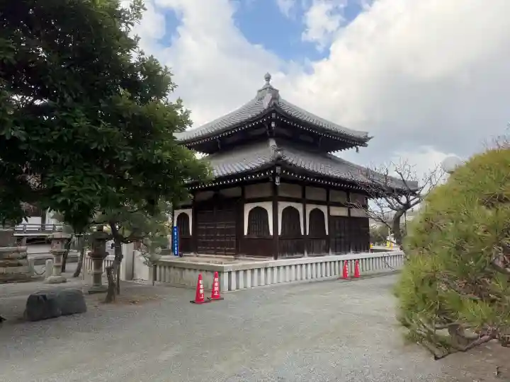 本覚寺の{uncategorized: "未分類", other: "その他", undefined: "問題あり", building: "その他建物", grave: "お墓", sacred_gate: "鳥居", guardian: "狛犬", statue: "像", buddha: "仏像", history: "歴史", nature: "自然", garden: "庭園", animal: "動物", pagoda: "塔", temizu: "手水舎", mountain_gate: "山門・神門", sanctuary: "本殿・本堂", subordinate: "末社・摂社", art: "芸術", scenery: "景色", jizo: "地蔵", ema: "絵馬", goshuin: "御朱印", omikuji: "おみくじ", items: "授与品その他", amulet: "お守り", goshuincho: "御朱印帳", eats: "食事", festival: "お祭り", votive_dance: "神楽", shichigosan: "七五三参", wedding: "結婚式", experience: "体験その他", initially: "初詣", around: "周辺", anti_infection: "感染症対策"}