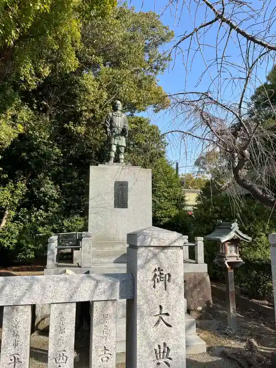 和泉國一之宮 大鳥大社の{uncategorized: "未分類", other: "その他", undefined: "問題あり", building: "その他建物", grave: "お墓", sacred_gate: "鳥居", guardian: "狛犬", statue: "像", buddha: "仏像", history: "歴史", nature: "自然", garden: "庭園", animal: "動物", pagoda: "塔", temizu: "手水舎", mountain_gate: "山門・神門", sanctuary: "本殿・本堂", subordinate: "末社・摂社", art: "芸術", scenery: "景色", jizo: "地蔵", ema: "絵馬", goshuin: "御朱印", omikuji: "おみくじ", items: "授与品その他", amulet: "お守り", goshuincho: "御朱印帳", eats: "食事", festival: "お祭り", votive_dance: "神楽", shichigosan: "七五三参", wedding: "結婚式", experience: "体験その他", initially: "初詣", around: "周辺", anti_infection: "感染症対策"}