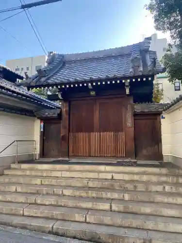 高津山 報恩院の山門