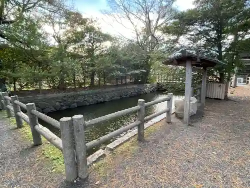 御食神社（豊受大神宮摂社）の{uncategorized: "未分類", other: "その他", undefined: "問題あり", building: "その他建物", grave: "お墓", sacred_gate: "鳥居", guardian: "狛犬", statue: "像", buddha: "仏像", history: "歴史", nature: "自然", garden: "庭園", animal: "動物", pagoda: "塔", temizu: "手水舎", mountain_gate: "山門・神門", sanctuary: "本殿・本堂", subordinate: "末社・摂社", art: "芸術", scenery: "景色", jizo: "地蔵", ema: "絵馬", goshuin: "御朱印", omikuji: "おみくじ", items: "授与品その他", amulet: "お守り", goshuincho: "御朱印帳", eats: "食事", festival: "お祭り", votive_dance: "神楽", shichigosan: "七五三参", wedding: "結婚式", experience: "体験その他", initially: "初詣", around: "周辺", anti_infection: "感染症対策"}