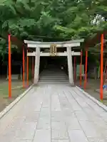 高良神社は徒然草にも登場する由緒ある神社です。7月11日から18日まで提灯が掲揚され、社が灯火に美しく照らされます。