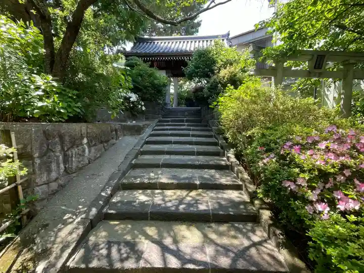 弘明寺の{uncategorized: "未分類", other: "その他", undefined: "問題あり", building: "その他建物", grave: "お墓", sacred_gate: "鳥居", guardian: "狛犬", statue: "像", buddha: "仏像", history: "歴史", nature: "自然", garden: "庭園", animal: "動物", pagoda: "塔", temizu: "手水舎", mountain_gate: "山門・神門", sanctuary: "本殿・本堂", subordinate: "末社・摂社", art: "芸術", scenery: "景色", jizo: "地蔵", ema: "絵馬", goshuin: "御朱印", omikuji: "おみくじ", items: "授与品その他", amulet: "お守り", goshuincho: "御朱印帳", eats: "食事", festival: "お祭り", votive_dance: "神楽", shichigosan: "七五三参", wedding: "結婚式", experience: "体験その他", initially: "初詣", around: "周辺", anti_infection: "感染症対策"}