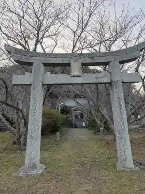 綿積神社の{uncategorized: "未分類", other: "その他", undefined: "問題あり", building: "その他建物", grave: "お墓", sacred_gate: "鳥居", guardian: "狛犬", statue: "像", buddha: "仏像", history: "歴史", nature: "自然", garden: "庭園", animal: "動物", pagoda: "塔", temizu: "手水舎", mountain_gate: "山門・神門", sanctuary: "本殿・本堂", subordinate: "末社・摂社", art: "芸術", scenery: "景色", jizo: "地蔵", ema: "絵馬", goshuin: "御朱印", omikuji: "おみくじ", items: "授与品その他", amulet: "お守り", goshuincho: "御朱印帳", eats: "食事", festival: "お祭り", votive_dance: "神楽", shichigosan: "七五三参", wedding: "結婚式", experience: "体験その他", initially: "初詣", around: "周辺", anti_infection: "感染症対策"}