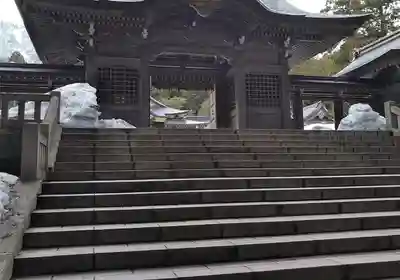 彌彦神社の山門・神門