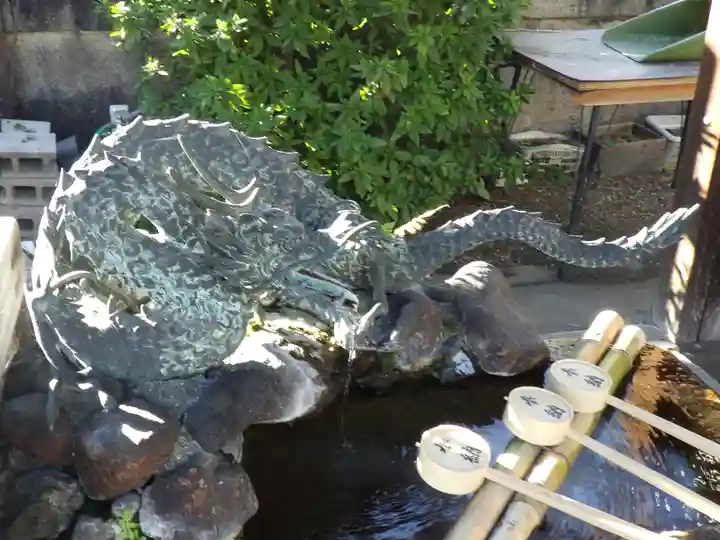 満足稲荷神社の手水舎