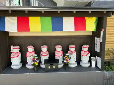 佛願寺　横浜本山の{uncategorized: "未分類", other: "その他", undefined: "問題あり", building: "その他建物", grave: "お墓", sacred_gate: "鳥居", guardian: "狛犬", statue: "像", buddha: "仏像", history: "歴史", nature: "自然", garden: "庭園", animal: "動物", pagoda: "塔", temizu: "手水舎", mountain_gate: "山門・神門", sanctuary: "本殿・本堂", subordinate: "末社・摂社", art: "芸術", scenery: "景色", jizo: "地蔵", ema: "絵馬", goshuin: "御朱印", omikuji: "おみくじ", items: "授与品その他", amulet: "お守り", goshuincho: "御朱印帳", eats: "食事", festival: "お祭り", votive_dance: "神楽", shichigosan: "七五三参", wedding: "結婚式", experience: "体験その他", initially: "初詣", around: "周辺", anti_infection: "感染症対策"}