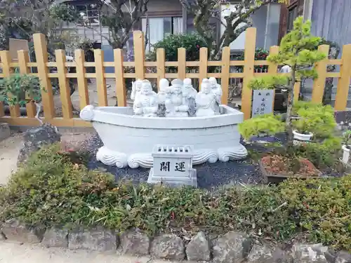 津峯神社の像