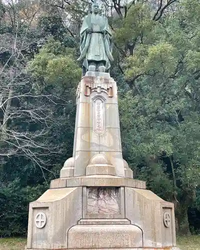 照國神社の像