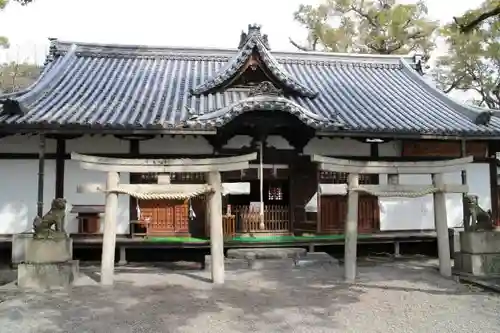 泉穴師神社の本殿