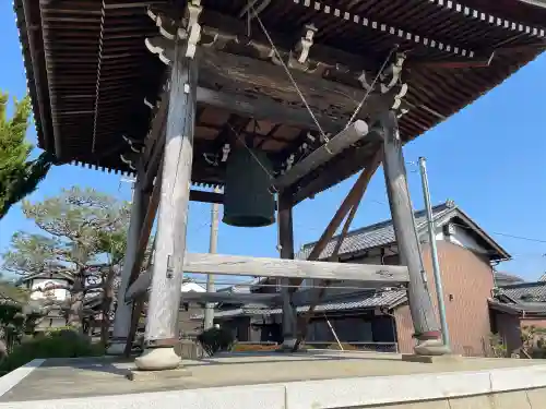 徳善寺の{uncategorized: "未分類", other: "その他", undefined: "問題あり", building: "その他建物", grave: "お墓", sacred_gate: "鳥居", guardian: "狛犬", statue: "像", buddha: "仏像", history: "歴史", nature: "自然", garden: "庭園", animal: "動物", pagoda: "塔", temizu: "手水舎", mountain_gate: "山門・神門", sanctuary: "本殿・本堂", subordinate: "末社・摂社", art: "芸術", scenery: "景色", jizo: "地蔵", ema: "絵馬", goshuin: "御朱印", omikuji: "おみくじ", items: "授与品その他", amulet: "お守り", goshuincho: "御朱印帳", eats: "食事", festival: "お祭り", votive_dance: "神楽", shichigosan: "七五三参", wedding: "結婚式", experience: "体験その他", initially: "初詣", around: "周辺", anti_infection: "感染症対策"}