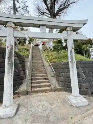 六浦諏訪神社の{uncategorized: "未分類", other: "その他", undefined: "問題あり", building: "その他建物", grave: "お墓", sacred_gate: "鳥居", guardian: "狛犬", statue: "像", buddha: "仏像", history: "歴史", nature: "自然", garden: "庭園", animal: "動物", pagoda: "塔", temizu: "手水舎", mountain_gate: "山門・神門", sanctuary: "本殿・本堂", subordinate: "末社・摂社", art: "芸術", scenery: "景色", jizo: "地蔵", ema: "絵馬", goshuin: "御朱印", omikuji: "おみくじ", items: "授与品その他", amulet: "お守り", goshuincho: "御朱印帳", eats: "食事", festival: "お祭り", votive_dance: "神楽", shichigosan: "七五三参", wedding: "結婚式", experience: "体験その他", initially: "初詣", around: "周辺", anti_infection: "感染症対策"}