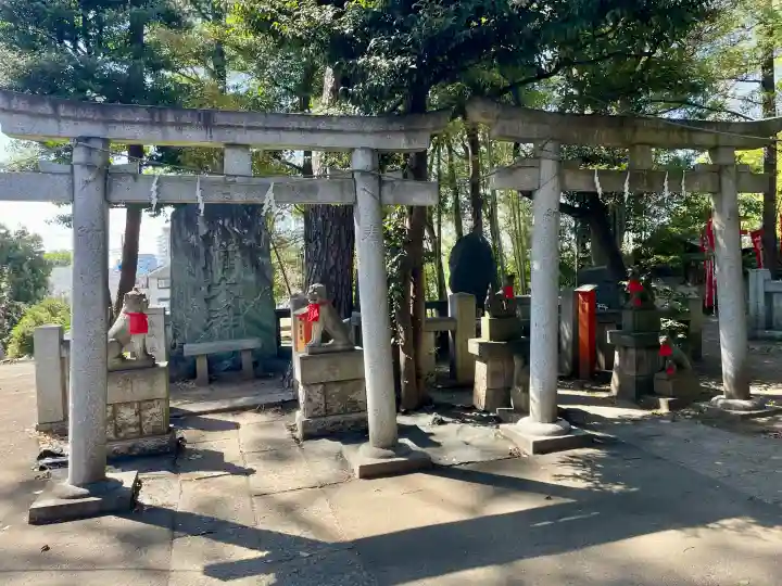 東伏見稲荷神社の{uncategorized: "未分類", other: "その他", undefined: "問題あり", building: "その他建物", grave: "お墓", sacred_gate: "鳥居", guardian: "狛犬", statue: "像", buddha: "仏像", history: "歴史", nature: "自然", garden: "庭園", animal: "動物", pagoda: "塔", temizu: "手水舎", mountain_gate: "山門・神門", sanctuary: "本殿・本堂", subordinate: "末社・摂社", art: "芸術", scenery: "景色", jizo: "地蔵", ema: "絵馬", goshuin: "御朱印", omikuji: "おみくじ", items: "授与品その他", amulet: "お守り", goshuincho: "御朱印帳", eats: "食事", festival: "お祭り", votive_dance: "神楽", shichigosan: "七五三参", wedding: "結婚式", experience: "体験その他", initially: "初詣", around: "周辺", anti_infection: "感染症対策"}