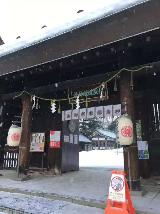 札幌護國神社の山門・神門