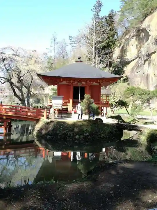 達谷西光寺の庭園