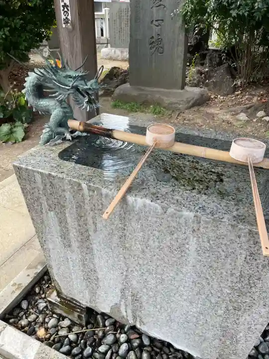 氷川神社の{uncategorized: "未分類", other: "その他", undefined: "問題あり", building: "その他建物", grave: "お墓", sacred_gate: "鳥居", guardian: "狛犬", statue: "像", buddha: "仏像", history: "歴史", nature: "自然", garden: "庭園", animal: "動物", pagoda: "塔", temizu: "手水舎", mountain_gate: "山門・神門", sanctuary: "本殿・本堂", subordinate: "末社・摂社", art: "芸術", scenery: "景色", jizo: "地蔵", ema: "絵馬", goshuin: "御朱印", omikuji: "おみくじ", items: "授与品その他", amulet: "お守り", goshuincho: "御朱印帳", eats: "食事", festival: "お祭り", votive_dance: "神楽", shichigosan: "七五三参", wedding: "結婚式", experience: "体験その他", initially: "初詣", around: "周辺", anti_infection: "感染症対策"}