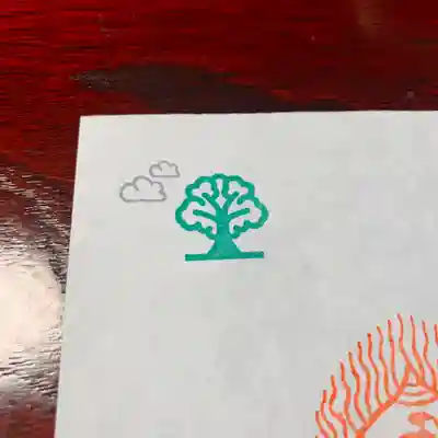 
欅の木の色は、もうちょっと新緑感のある黄緑っぽい色にしようかと思ったのですが、母の強い希望で鮮やかな緑色になりました。
　
母は私よりずっと欅と人生を共にしていますし、落ち葉を掃いた年数も段違いですので、こだわりがあるのかもしれません。
　
実は当初、「カラフルなのはちょっと…仁玄寺らしくないんじゃない？」という母の一言により、雲も木も朱色の印になるはずだったのですが、ダメ元で両方のイメージ図をプリントしてみると、「木は緑で、雲が紫なのがいいわねぇ」ということで、こうなりました。
　
「御朱印は朱と黒だけで十分」派の方には、不要に見えるでしょうか…ドキドキ。
　
早く御朱印全景がご紹介できるよう、がんばりますね！
　
そして、境内のページに「町の文化財の欅」の項目を作らねば…！φ(･Å･´*)