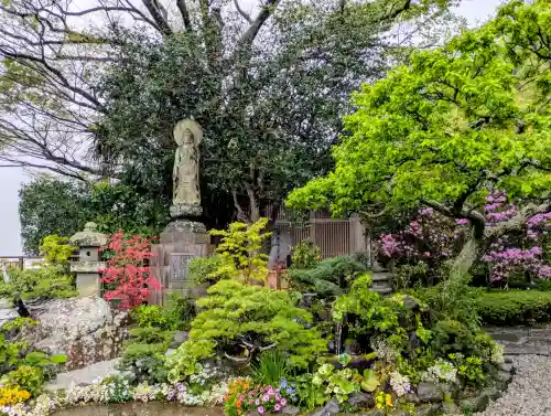 長谷寺の{uncategorized: "未分類", other: "その他", undefined: "問題あり", building: "その他建物", grave: "お墓", sacred_gate: "鳥居", guardian: "狛犬", statue: "像", buddha: "仏像", history: "歴史", nature: "自然", garden: "庭園", animal: "動物", pagoda: "塔", temizu: "手水舎", mountain_gate: "山門・神門", sanctuary: "本殿・本堂", subordinate: "末社・摂社", art: "芸術", scenery: "景色", jizo: "地蔵", ema: "絵馬", goshuin: "御朱印", omikuji: "おみくじ", items: "授与品その他", amulet: "お守り", goshuincho: "御朱印帳", eats: "食事", festival: "お祭り", votive_dance: "神楽", shichigosan: "七五三参", wedding: "結婚式", experience: "体験その他", initially: "初詣", around: "周辺", anti_infection: "感染症対策"}