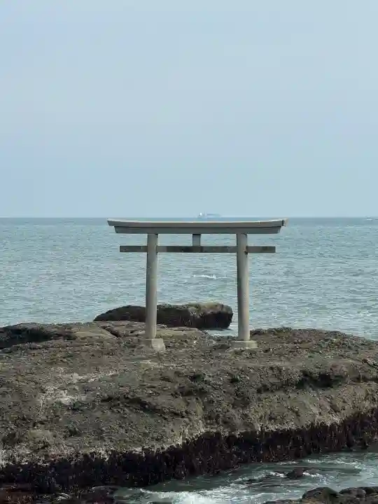 大洗磯前神社の{uncategorized: "未分類", other: "その他", undefined: "問題あり", building: "その他建物", grave: "お墓", sacred_gate: "鳥居", guardian: "狛犬", statue: "像", buddha: "仏像", history: "歴史", nature: "自然", garden: "庭園", animal: "動物", pagoda: "塔", temizu: "手水舎", mountain_gate: "山門・神門", sanctuary: "本殿・本堂", subordinate: "末社・摂社", art: "芸術", scenery: "景色", jizo: "地蔵", ema: "絵馬", goshuin: "御朱印", omikuji: "おみくじ", items: "授与品その他", amulet: "お守り", goshuincho: "御朱印帳", eats: "食事", festival: "お祭り", votive_dance: "神楽", shichigosan: "七五三参", wedding: "結婚式", experience: "体験その他", initially: "初詣", around: "周辺", anti_infection: "感染症対策"}