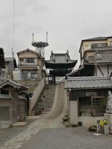 遍照寺の山門