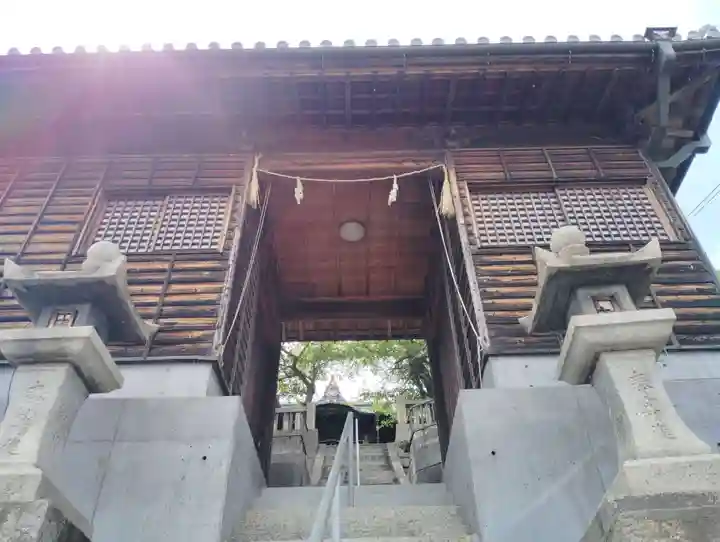 四柱神社の山門・神門