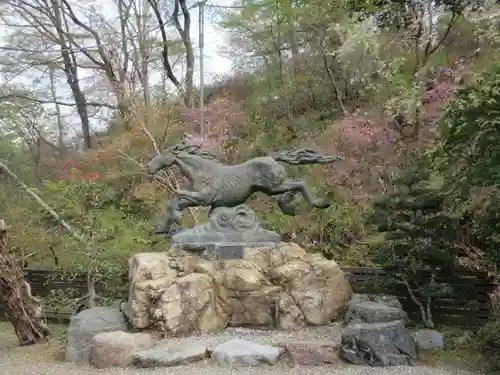 宝登山神社の像