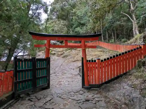 神倉神社（熊野速玉大社摂社）の{uncategorized: "未分類", other: "その他", undefined: "問題あり", building: "その他建物", grave: "お墓", sacred_gate: "鳥居", guardian: "狛犬", statue: "像", buddha: "仏像", history: "歴史", nature: "自然", garden: "庭園", animal: "動物", pagoda: "塔", temizu: "手水舎", mountain_gate: "山門・神門", sanctuary: "本殿・本堂", subordinate: "末社・摂社", art: "芸術", scenery: "景色", jizo: "地蔵", ema: "絵馬", goshuin: "御朱印", omikuji: "おみくじ", items: "授与品その他", amulet: "お守り", goshuincho: "御朱印帳", eats: "食事", festival: "お祭り", votive_dance: "神楽", shichigosan: "七五三参", wedding: "結婚式", experience: "体験その他", initially: "初詣", around: "周辺", anti_infection: "感染症対策"}