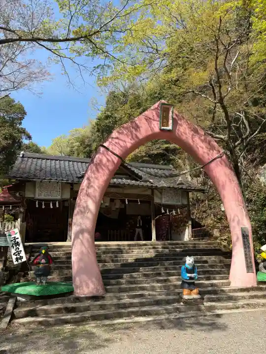 桃太郎神社(栗栖)の{uncategorized: "未分類", other: "その他", undefined: "問題あり", building: "その他建物", grave: "お墓", sacred_gate: "鳥居", guardian: "狛犬", statue: "像", buddha: "仏像", history: "歴史", nature: "自然", garden: "庭園", animal: "動物", pagoda: "塔", temizu: "手水舎", mountain_gate: "山門・神門", sanctuary: "本殿・本堂", subordinate: "末社・摂社", art: "芸術", scenery: "景色", jizo: "地蔵", ema: "絵馬", goshuin: "御朱印", omikuji: "おみくじ", items: "授与品その他", amulet: "お守り", goshuincho: "御朱印帳", eats: "食事", festival: "お祭り", votive_dance: "神楽", shichigosan: "七五三参", wedding: "結婚式", experience: "体験その他", initially: "初詣", around: "周辺", anti_infection: "感染症対策"}
