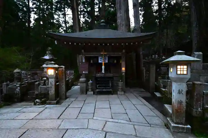 高野山金剛峯寺奥の院(和歌山県)