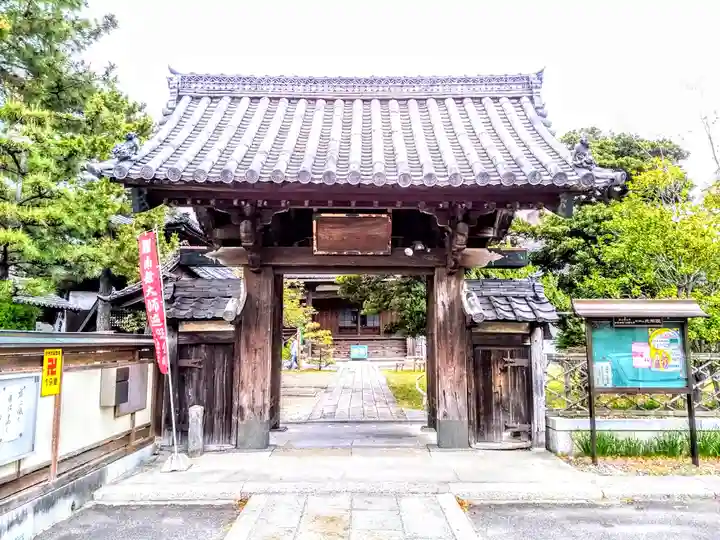 光照院の山門・神門