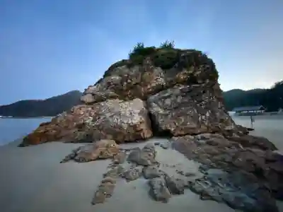 稲佐の浜　弁天島の{uncategorized: "未分類", other: "その他", undefined: "問題あり", building: "その他建物", grave: "お墓", sacred_gate: "鳥居", guardian: "狛犬", statue: "像", buddha: "仏像", history: "歴史", nature: "自然", garden: "庭園", animal: "動物", pagoda: "塔", temizu: "手水舎", mountain_gate: "山門・神門", sanctuary: "本殿・本堂", subordinate: "末社・摂社", art: "芸術", scenery: "景色", jizo: "地蔵", ema: "絵馬", goshuin: "御朱印", omikuji: "おみくじ", items: "授与品その他", amulet: "お守り", goshuincho: "御朱印帳", eats: "食事", festival: "お祭り", votive_dance: "神楽", shichigosan: "七五三参", wedding: "結婚式", experience: "体験その他", initially: "初詣", around: "周辺", anti_infection: "感染症対策"}