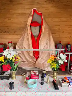 さつかり地蔵堂の{uncategorized: "未分類", other: "その他", undefined: "問題あり", building: "その他建物", grave: "お墓", sacred_gate: "鳥居", guardian: "狛犬", statue: "像", buddha: "仏像", history: "歴史", nature: "自然", garden: "庭園", animal: "動物", pagoda: "塔", temizu: "手水舎", mountain_gate: "山門・神門", sanctuary: "本殿・本堂", subordinate: "末社・摂社", art: "芸術", scenery: "景色", jizo: "地蔵", ema: "絵馬", goshuin: "御朱印", omikuji: "おみくじ", items: "授与品その他", amulet: "お守り", goshuincho: "御朱印帳", eats: "食事", festival: "お祭り", votive_dance: "神楽", shichigosan: "七五三参", wedding: "結婚式", experience: "体験その他", initially: "初詣", around: "周辺", anti_infection: "感染症対策"}