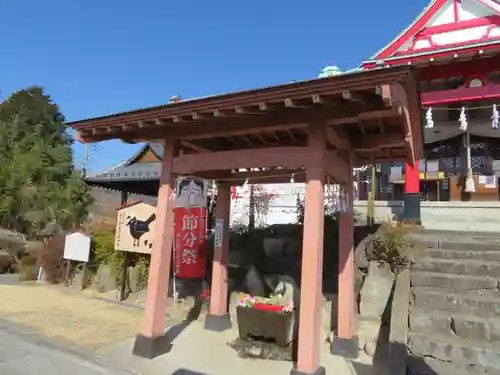 差出磯大嶽山神社 仕事と健康と厄よけの神さまの手水舎