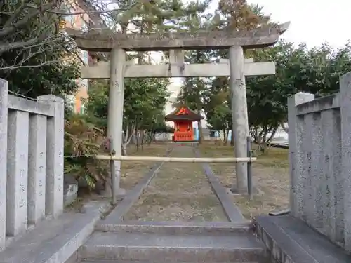 西大寺石落神社本殿の鳥居