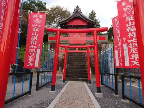 築山稲荷大明神の鳥居