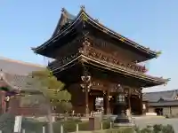 東本願寺(真宗本廟)の{uncategorized: "未分類", other: "その他", undefined: "問題あり", building: "その他建物", grave: "お墓", sacred_gate: "鳥居", guardian: "狛犬", statue: "像", buddha: "仏像", history: "歴史", nature: "自然", garden: "庭園", animal: "動物", pagoda: "塔", temizu: "手水舎", mountain_gate: "山門・神門", sanctuary: "本殿・本堂", subordinate: "末社・摂社", art: "芸術", scenery: "景色", jizo: "地蔵", ema: "絵馬", goshuin: "御朱印", omikuji: "おみくじ", items: "授与品その他", amulet: "お守り", goshuincho: "御朱印帳", eats: "食事", festival: "お祭り", votive_dance: "神楽", shichigosan: "七五三参", wedding: "結婚式", experience: "体験その他", initially: "初詣", around: "周辺", anti_infection: "感染症対策"}