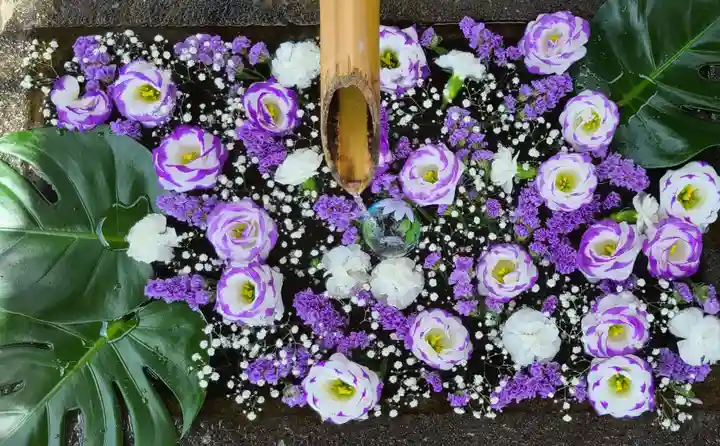 差出磯大嶽山神社 仕事と健康と厄よけの神さまの手水舎
