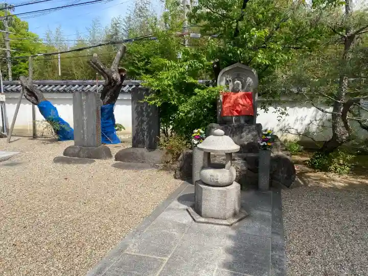 道明寺の{uncategorized: "未分類", other: "その他", undefined: "問題あり", building: "その他建物", grave: "お墓", sacred_gate: "鳥居", guardian: "狛犬", statue: "像", buddha: "仏像", history: "歴史", nature: "自然", garden: "庭園", animal: "動物", pagoda: "塔", temizu: "手水舎", mountain_gate: "山門・神門", sanctuary: "本殿・本堂", subordinate: "末社・摂社", art: "芸術", scenery: "景色", jizo: "地蔵", ema: "絵馬", goshuin: "御朱印", omikuji: "おみくじ", items: "授与品その他", amulet: "お守り", goshuincho: "御朱印帳", eats: "食事", festival: "お祭り", votive_dance: "神楽", shichigosan: "七五三参", wedding: "結婚式", experience: "体験その他", initially: "初詣", around: "周辺", anti_infection: "感染症対策"}
