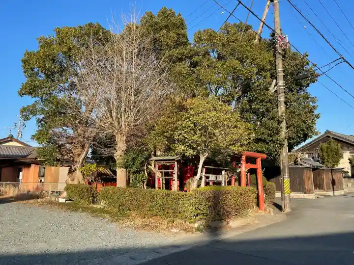 豊養稲荷神社の{uncategorized: "未分類", other: "その他", undefined: "問題あり", building: "その他建物", grave: "お墓", sacred_gate: "鳥居", guardian: "狛犬", statue: "像", buddha: "仏像", history: "歴史", nature: "自然", garden: "庭園", animal: "動物", pagoda: "塔", temizu: "手水舎", mountain_gate: "山門・神門", sanctuary: "本殿・本堂", subordinate: "末社・摂社", art: "芸術", scenery: "景色", jizo: "地蔵", ema: "絵馬", goshuin: "御朱印", omikuji: "おみくじ", items: "授与品その他", amulet: "お守り", goshuincho: "御朱印帳", eats: "食事", festival: "お祭り", votive_dance: "神楽", shichigosan: "七五三参", wedding: "結婚式", experience: "体験その他", initially: "初詣", around: "周辺", anti_infection: "感染症対策"}