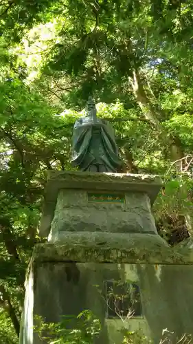 大嶽山那賀都神社の像