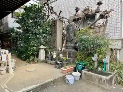 長寿寺の{uncategorized: "未分類", other: "その他", undefined: "問題あり", building: "その他建物", grave: "お墓", sacred_gate: "鳥居", guardian: "狛犬", statue: "像", buddha: "仏像", history: "歴史", nature: "自然", garden: "庭園", animal: "動物", pagoda: "塔", temizu: "手水舎", mountain_gate: "山門・神門", sanctuary: "本殿・本堂", subordinate: "末社・摂社", art: "芸術", scenery: "景色", jizo: "地蔵", ema: "絵馬", goshuin: "御朱印", omikuji: "おみくじ", items: "授与品その他", amulet: "お守り", goshuincho: "御朱印帳", eats: "食事", festival: "お祭り", votive_dance: "神楽", shichigosan: "七五三参", wedding: "結婚式", experience: "体験その他", initially: "初詣", around: "周辺", anti_infection: "感染症対策"}