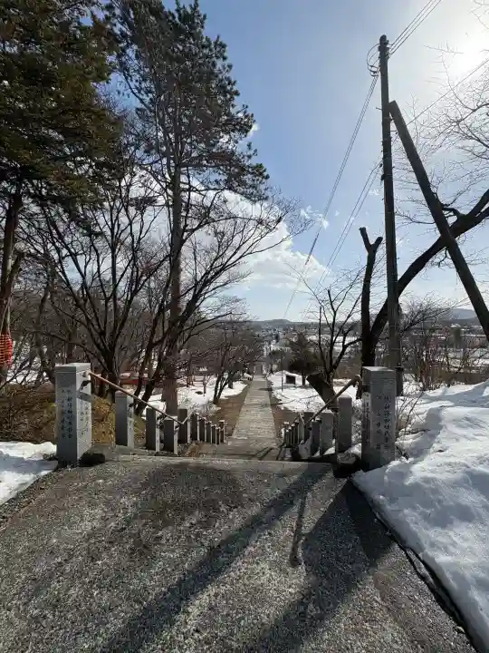 新得神社の{uncategorized: "未分類", other: "その他", undefined: "問題あり", building: "その他建物", grave: "お墓", sacred_gate: "鳥居", guardian: "狛犬", statue: "像", buddha: "仏像", history: "歴史", nature: "自然", garden: "庭園", animal: "動物", pagoda: "塔", temizu: "手水舎", mountain_gate: "山門・神門", sanctuary: "本殿・本堂", subordinate: "末社・摂社", art: "芸術", scenery: "景色", jizo: "地蔵", ema: "絵馬", goshuin: "御朱印", omikuji: "おみくじ", items: "授与品その他", amulet: "お守り", goshuincho: "御朱印帳", eats: "食事", festival: "お祭り", votive_dance: "神楽", shichigosan: "七五三参", wedding: "結婚式", experience: "体験その他", initially: "初詣", around: "周辺", anti_infection: "感染症対策"}