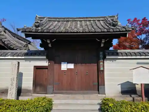 法金剛院の山門・神門