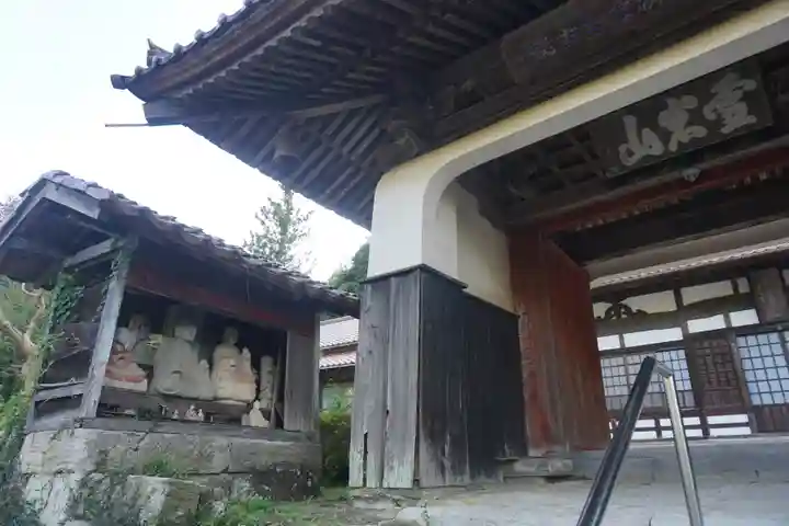 栄泉寺の山門・神門