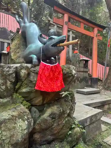 伏見稲荷大社の{uncategorized: "未分類", other: "その他", undefined: "問題あり", building: "その他建物", grave: "お墓", sacred_gate: "鳥居", guardian: "狛犬", statue: "像", buddha: "仏像", history: "歴史", nature: "自然", garden: "庭園", animal: "動物", pagoda: "塔", temizu: "手水舎", mountain_gate: "山門・神門", sanctuary: "本殿・本堂", subordinate: "末社・摂社", art: "芸術", scenery: "景色", jizo: "地蔵", ema: "絵馬", goshuin: "御朱印", omikuji: "おみくじ", items: "授与品その他", amulet: "お守り", goshuincho: "御朱印帳", eats: "食事", festival: "お祭り", votive_dance: "神楽", shichigosan: "七五三参", wedding: "結婚式", experience: "体験その他", initially: "初詣", around: "周辺", anti_infection: "感染症対策"}