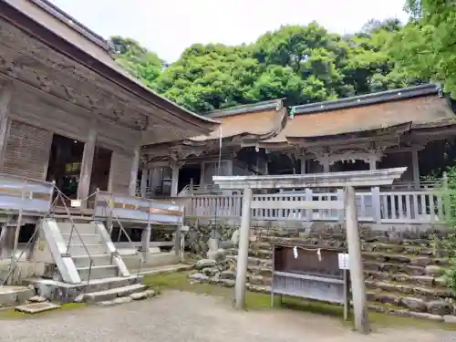 氣多大社の{uncategorized: "未分類", other: "その他", undefined: "問題あり", building: "その他建物", grave: "お墓", sacred_gate: "鳥居", guardian: "狛犬", statue: "像", buddha: "仏像", history: "歴史", nature: "自然", garden: "庭園", animal: "動物", pagoda: "塔", temizu: "手水舎", mountain_gate: "山門・神門", sanctuary: "本殿・本堂", subordinate: "末社・摂社", art: "芸術", scenery: "景色", jizo: "地蔵", ema: "絵馬", goshuin: "御朱印", omikuji: "おみくじ", items: "授与品その他", amulet: "お守り", goshuincho: "御朱印帳", eats: "食事", festival: "お祭り", votive_dance: "神楽", shichigosan: "七五三参", wedding: "結婚式", experience: "体験その他", initially: "初詣", around: "周辺", anti_infection: "感染症対策"}