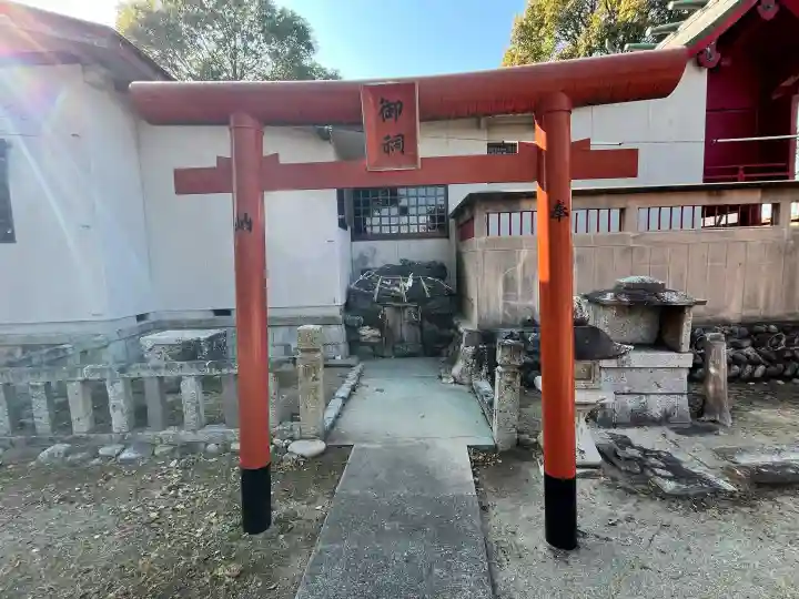 稲荷神社の{uncategorized: "未分類", other: "その他", undefined: "問題あり", building: "その他建物", grave: "お墓", sacred_gate: "鳥居", guardian: "狛犬", statue: "像", buddha: "仏像", history: "歴史", nature: "自然", garden: "庭園", animal: "動物", pagoda: "塔", temizu: "手水舎", mountain_gate: "山門・神門", sanctuary: "本殿・本堂", subordinate: "末社・摂社", art: "芸術", scenery: "景色", jizo: "地蔵", ema: "絵馬", goshuin: "御朱印", omikuji: "おみくじ", items: "授与品その他", amulet: "お守り", goshuincho: "御朱印帳", eats: "食事", festival: "お祭り", votive_dance: "神楽", shichigosan: "七五三参", wedding: "結婚式", experience: "体験その他", initially: "初詣", around: "周辺", anti_infection: "感染症対策"}