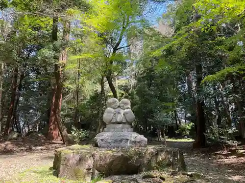 伊和神社の像