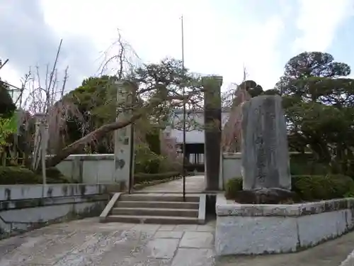 西岸院唯信寺の山門